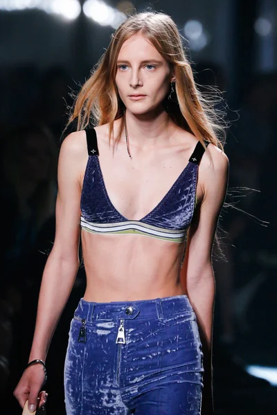Look 100